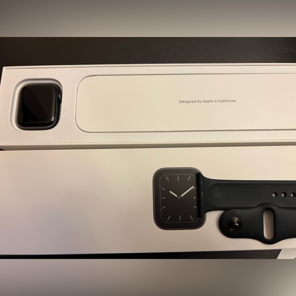 Apple Watch Series 5 40MM Space Gray Aluminum Case - Picture 1 of 9